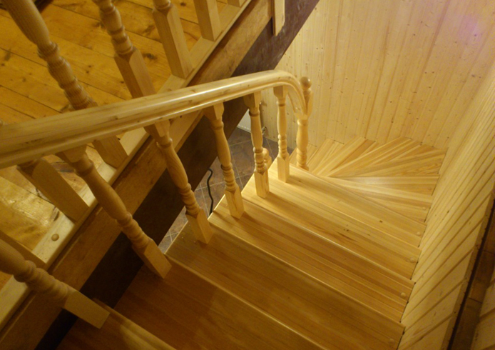 Современная лестница из лиственницы