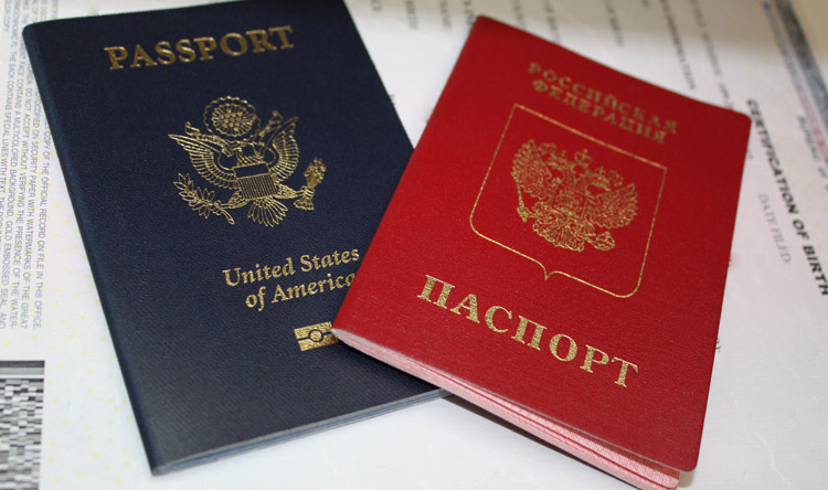 Паспорта России и США
