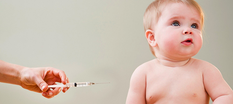 Перед прививкой малышу