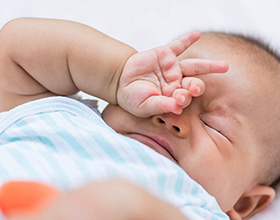 Стоит ли будить новорожденного для кормления: особенности и что нужно знать