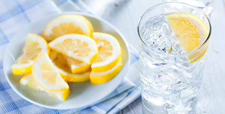 Вода и нарезанный лимон