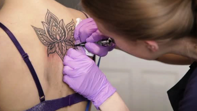 Нанесение татуировки