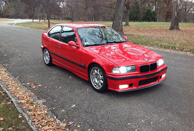 Старая красная BMW