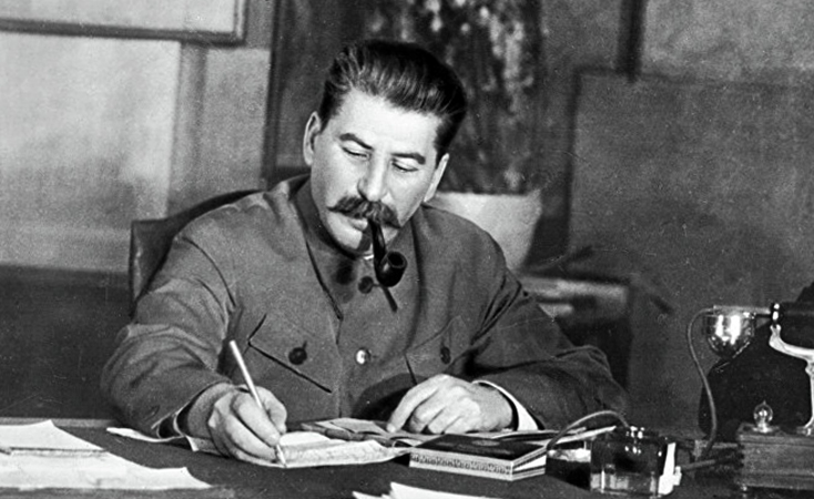 Сталин за столом