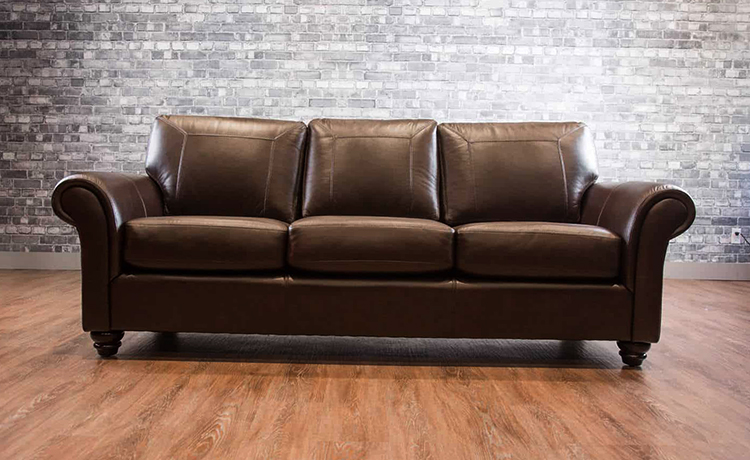 Красивый кожаный диван