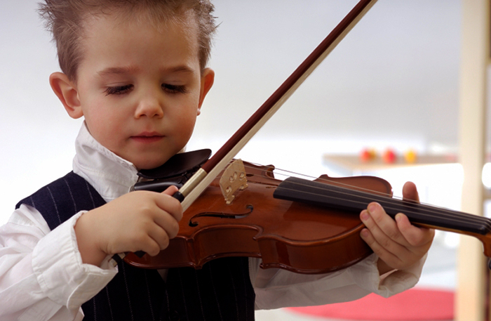 Ребенок на скрипке