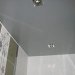 Стоит ли делать натяжной потолок в ванной: плюсы и минусы