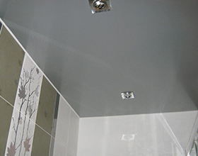 Стоит ли делать натяжной потолок в ванной: плюсы и минусы