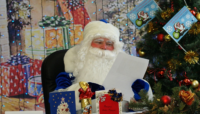 Дед Мороз читает письмо
