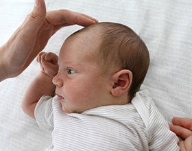 Маленький родничок у новорожденного — причины и последствия