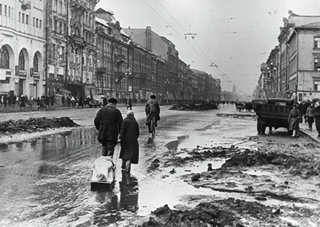 Люди при блокадном Ленинграде