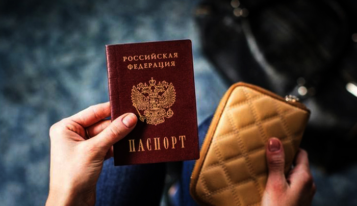 Паспорт в руке