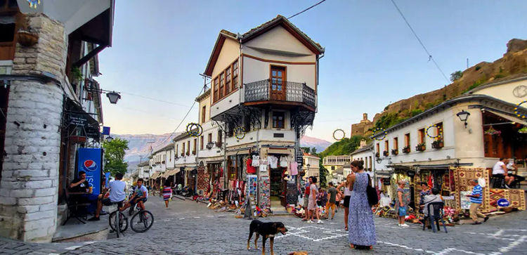 Улица и люди в Албании