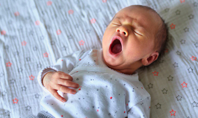 Новорожденный зевает