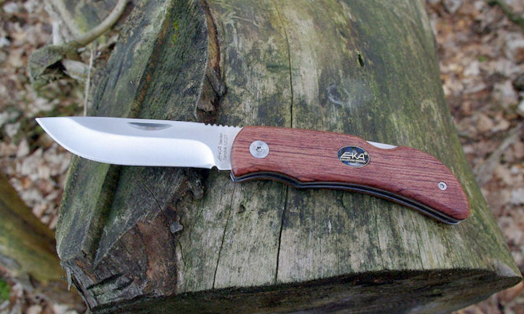 Нож из стали Sandvik 12С27 в лесу