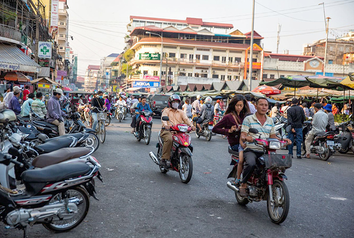 Люди на улице Камбоджи