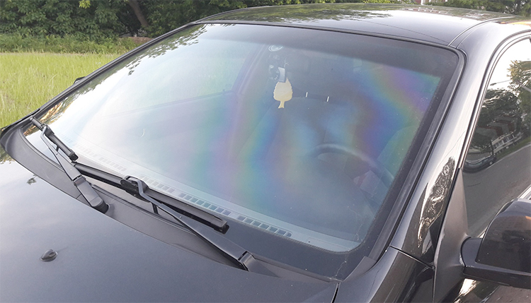 Атермальное лобовое стекло на автомобиле