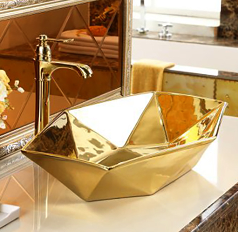 Сантехника золотого цвета в ванной