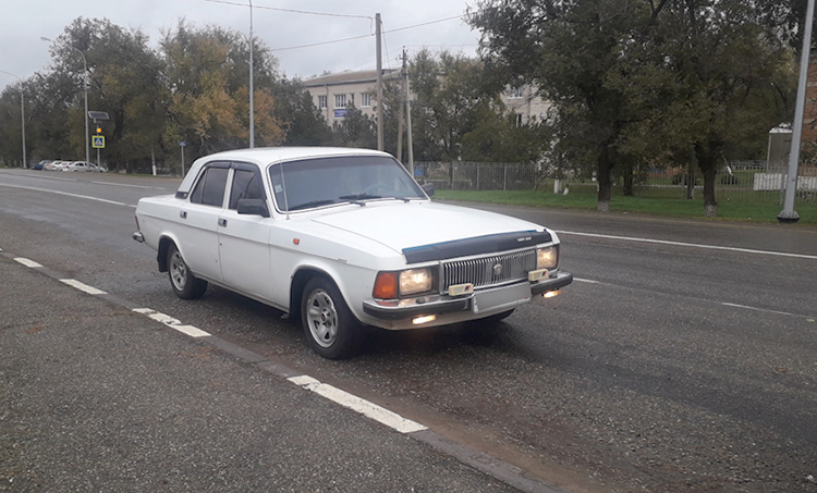 Белый ГАЗ-3102