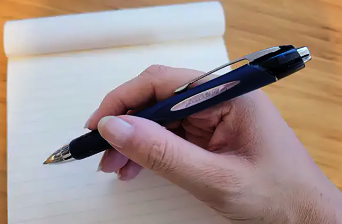 Масляная ручка в руках