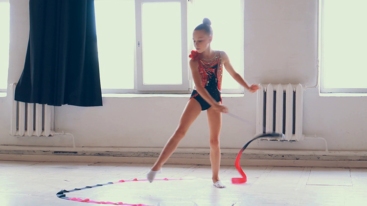 Девочка на занятиях художественной гимнастики