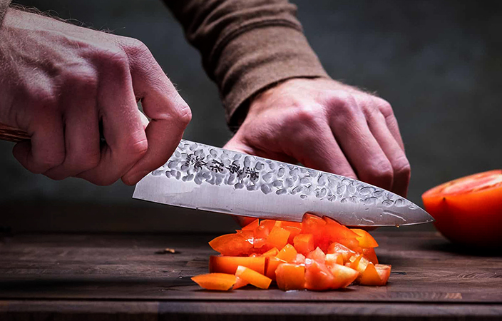 Использование ножа из стали DSR1K6 для резки овощей