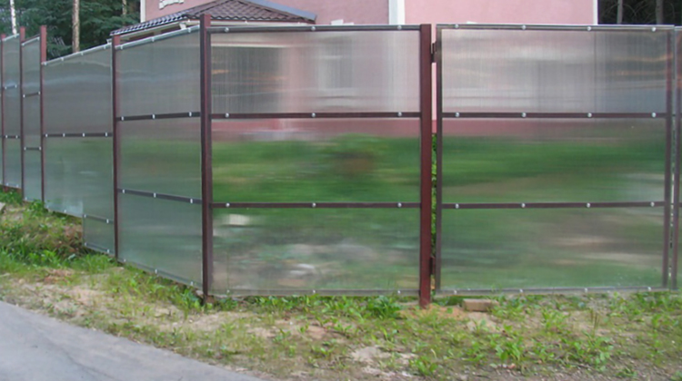 Установленный забор из поликарбоната